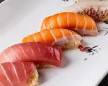 お勧め寿司盛り合わせ（海鮮鮨と鶏白湯おでん 魚でん 船橋本店）