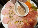 シャルキュトリー盛り合わせ（ビストロ サントロワ）