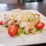 【ダブルサイズ】蒸し鶏のネギ塩だれサラダ（「冷めても美味しい」【口コミ】で広がったコスパ最高の「オリジナル特製唐揚げ」中は肉汁たっぷり！唐揚げ注文で白飯orサラダがタダ♪のサービス満点のお店）