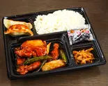 黒酢酢豚弁当（餃子の安亭 思い出横丁新宿大本店）