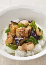ナスとピーマンの鶏みそ丼（台湾丼專門店）