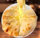 ハニーチーズナン Honey Cheese Naan（インド料理 ニュータージマハルエベレスト 西九条店）