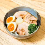 ほうれん草炙りチャーシュー丼(チャーシュー3枚、味玉1個、にんにく、ほうれん草)（ご褒美チャーシュー丼 ぶた丸）