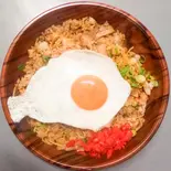 ブタ・月見そばめし  たっぷり大盛、具材も大盛（大盛そばめし無料→ 高崎亭）