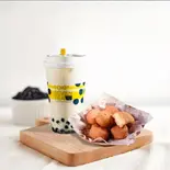 鉄観烏龍タピオカミルクティーM+豆乳ドーナツボール(4個入り)（TOKI SEVEN TEA蒲田店）
