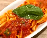 トマトソースとバジルのパスタ（山田チカラ）