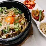 ネギ塩豚炒め丼(韓国惣菜3品付,ご飯大盛り無料)（韓国家庭料理ジャンモ 聖蹟桜ヶ丘店）