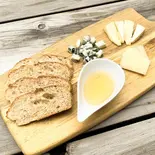 チーズ3種盛り 3 kinds of cheese（BONDICAFE NAKAMEGURO(ボンダイカフェ ナカメグロ)）