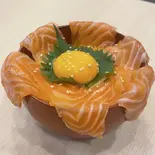 こぼれるサーモン丼（和牛と海鮮浜焼き うしQかきQ）