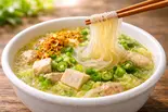 しらたきたっぷり回復系スープ(しらたき・鶏肉・卵・キャベツ・オクラ・豆腐など)（風邪・胃腸炎の回復に お粥小屋 健康お粥専門店）