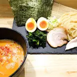 特製海老豚骨つけ麺(豚叉焼1枚、鶏叉焼1枚、和だし味玉、焼海苔3枚、ほうれん草、薬味葱、干し海老)（つけ麺 大かわ 弘明寺店）
