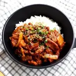 ピリ辛豚炒め丼 Spicy Pork Stir-Fry Rice Bowl（ソジュハンザン本店）