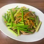 豚肉とニンニクの芽炒め（六町飯店）