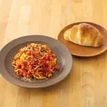 103.名物バジルロール付！セミドライトマトとモッツァレラのトマトソースパスタ（鎌倉パスタ 錦糸町パルコ店）