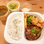 鶏の唐揚げ＆ハンバーグセット（メーメのイタめし家）