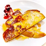 選べるホイップのフレンチトースト（軽食とデザート。Cafe Karanos[カラノス]）