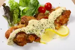 濃厚タルタル仕立てののチキン南蛮（本場のウクライナ料理 ココロゴトカフェ）