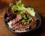 赤身ロース＆ハラミ丼（厚切り牛タン食べ放題朧まつ塚本店）