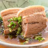 豚の角煮（大皿と魚 とびこ）