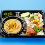 ⑰ グリーンカレー+カオマンガイセット（タイレストラン）