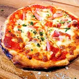 ベーコンとサラミのピザ（Cafe Dining MIYOSHI）