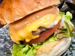 【当店人気No2】3種チーズバーガー（Smoky Monkey Hamburger）