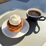 Drinkセット(シナモンロールwithチーズクリーム+ホットアメリカーノ)(the day BAKES)