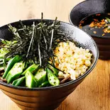 ワシワシガシガシ食べる！ ラー油つけ蕎麦+オクラ【深夜】（太くて硬い蕎麦を、ワシガシ食べる！新感覚！ラー油つけ蕎麦 土佐堀佐々木）