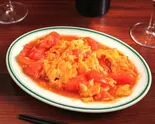 卵とトマトのオリーブオイル炒め（京急蒲田 肉バル TSUBASA）