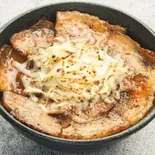 チーズ厚切り豚バラ丼（豚めし家 なんばパークス前店）