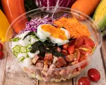 サラダ人気NO.1 山芋オクラとベーコンの温玉サラダボウル（サラダ・サンドイッチ Vege Station）