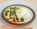 13.ゴロゴロ具材の美味し!ガパオライス(海南鶏飯本舗)