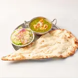 ほうれん草チキンカレー ナンセットSpinach and Chicken Curry Nan Set（さくらバル）