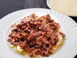 豚肉細切りの甘味噌炒めのクレープ包み（中国東北家郷料理 永利 池袋本店）