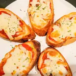 トマトとチーズのバゲッド（dining bar カトレア）