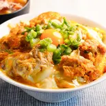 月見親子丼(鶏 80g)とハーフ豚汁 Tsukimi oyakodon (80g chicken) and pork miso soup（【出汁の親子丼】鶏ヶ屋(TORIGAYA)～南阿佐ヶ谷店～）
