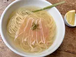 博多地鶏生ハムのせ 冷製ホッキ貝出汁スープカペッリーニ 国産レモン添え（BONDICAFE NAKAMEGURO(ボンダイカフェ ナカメグロ)）