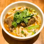 スペアリブ刀削麵/排骨面(天山見・西北本場料理店・刀削麺(HalalaFood))