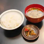 ご飯とお味噌汁(「食と酒」居酒屋かるだん)