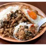 ガパオ(鶏肉の辛口バジル炒め)(まごころ食堂大島店)