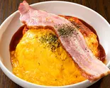 トマトオムライス＆厚切りベーコン（とろとろオムライスのオムタマ亭）