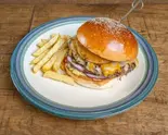 227gパイナップルPINEAPPLE BURGERフレンチフライSサイズ付き With French fries S size（BURGERLION MEAT CRUSADERS）