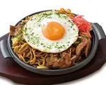 目玉焼がのった濃厚焼そば（大衆酒場 銀次 京橋北口駅前店）