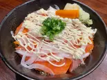 オニオンマヨサーモン丼(つきじ板前ダイニング斬)