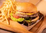 ペルー風チーズバーガー+フライドポテトセット（白金バーガー ザ テンダーハウス ダイニング）