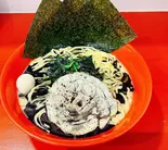 黒ラーメン(横浜家系ラーメン赤家人形町店)