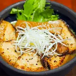 炙りチャーシューらぁめん 醤油 (大)（俺の創作らぁめん 極や 上野広小路店）
