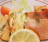 燻製ハム2種盛り Assortment of two kinds of smoked ham（魚と燻製の店 さんばんや）