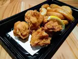 鶏の唐揚げとポテトフライのセット(大衆道楽割烹三代目あかつ)