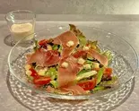 生ハムとアンチョビシーザーサラダ（dining bar bee）